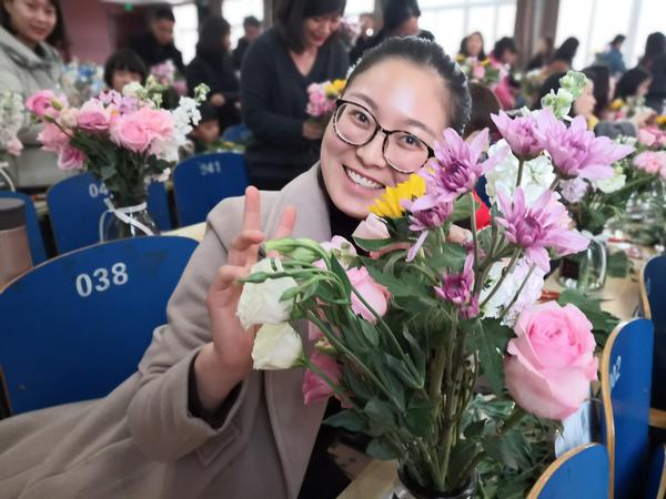 妇女节特别礼物 郑州22中球王会官网邀请花艺师对全校教工进行花艺培训(图1)