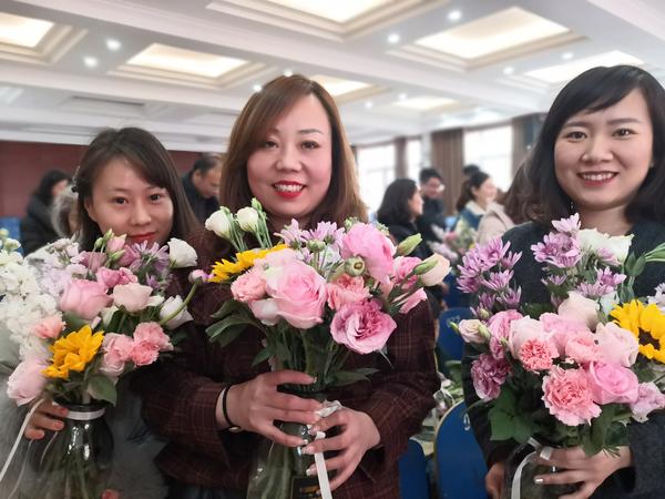 妇女节特别礼物 郑州22中球王会官网邀请花艺师对全校教工进行花艺培训(图2)